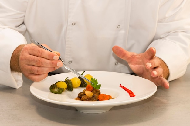 Foto sección media de un hombre sosteniendo ensalada de frutas en un plato