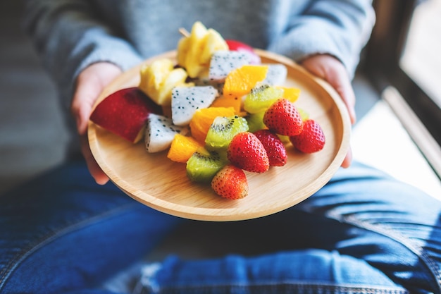 Foto sección media de un hombre sosteniendo fresas