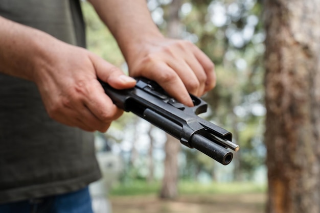 Foto sección media de un hombre sosteniendo un juguete