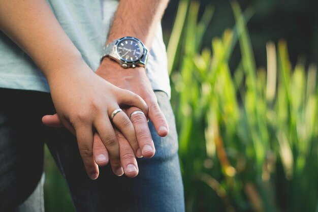 Foto sección media de un hombre sosteniendo la mano de una mujer