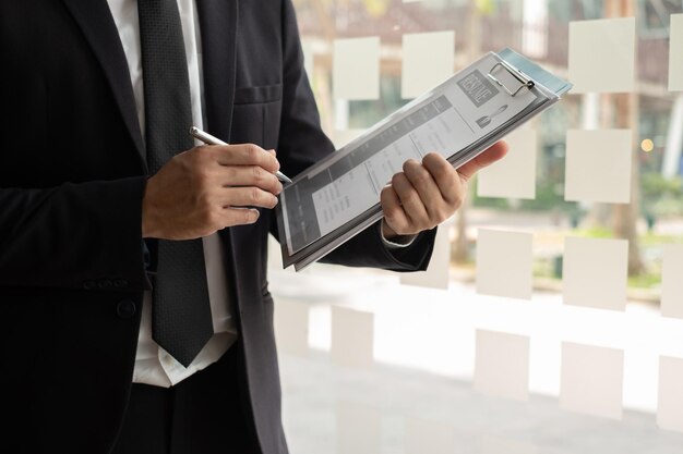 Foto sección media de un hombre sosteniendo papel