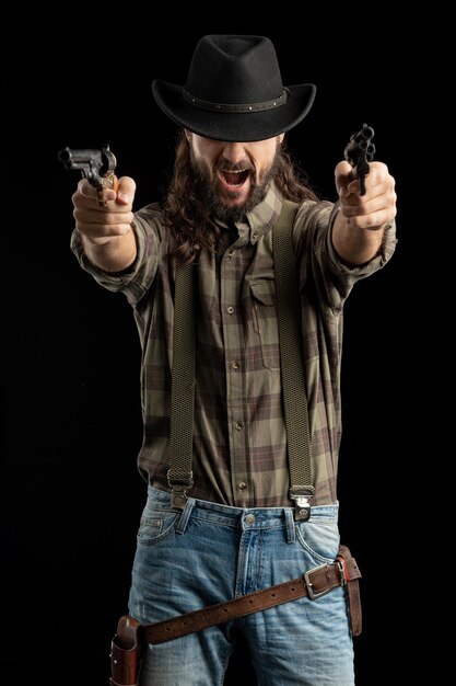 Foto sección media de un hombre sosteniendo un sombrero contra un fondo negro