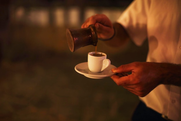 Foto sección media de un hombre sosteniendo una taza de café