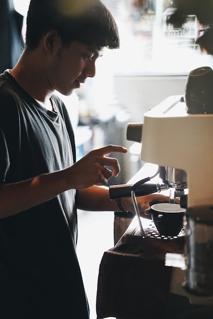 Sección media de un hombre sosteniendo una taza de café