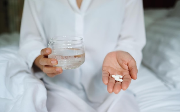 Sección media de un hombre sosteniendo un vaso con agua