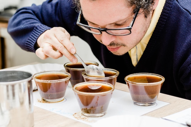 Foto sección media de un hombre con una taza de café en la mesa