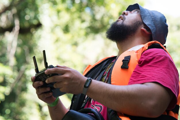 Foto sección media de un hombre con un teléfono móvil