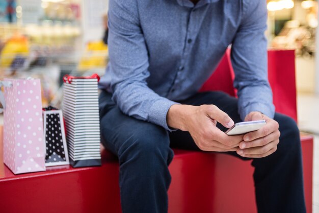 Sección media del hombre mediante teléfono móvil