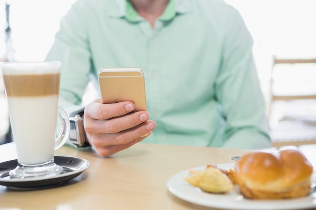 Sección media del hombre mediante teléfono móvil