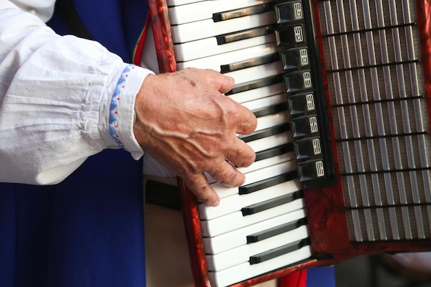 Sección media de un hombre tocando el acordeón