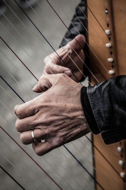 Sección media de un hombre tocando el arpa