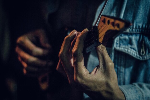 Foto sección media de un hombre tocando la guitarra