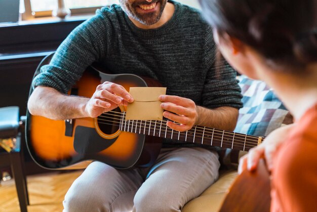 Foto sección media de un hombre tocando la guitarra