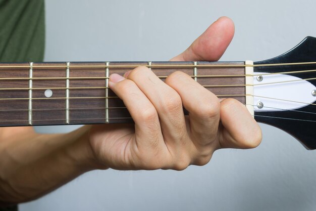 Foto sección media de un hombre tocando la guitarra