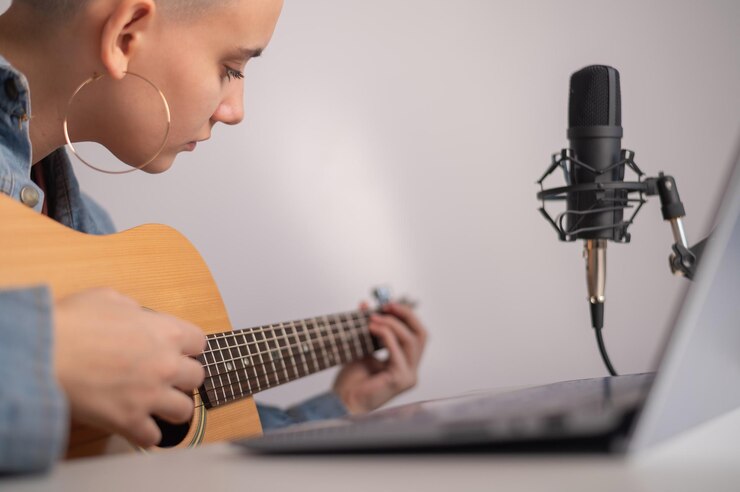 Foto sección media de un hombre tocando la guitarra