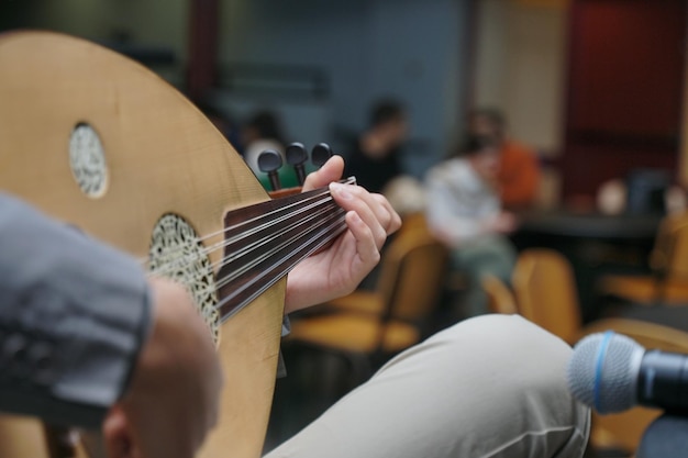 Foto sección media de un hombre tocando la guitarra