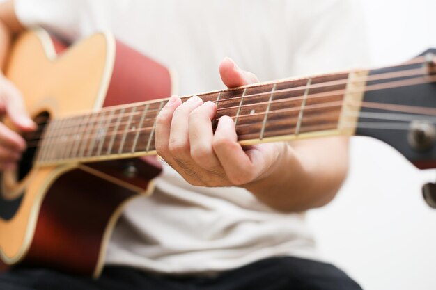 Foto sección media de un hombre tocando la guitarra