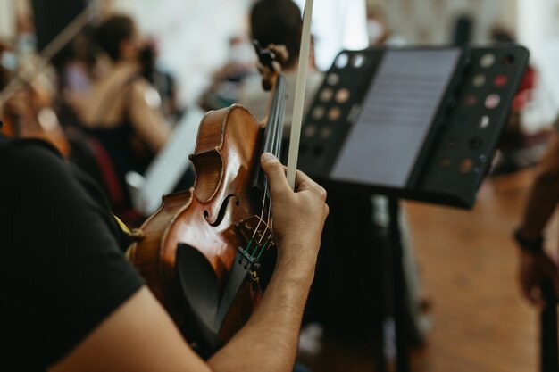 Foto sección media de un hombre tocando la guitarra