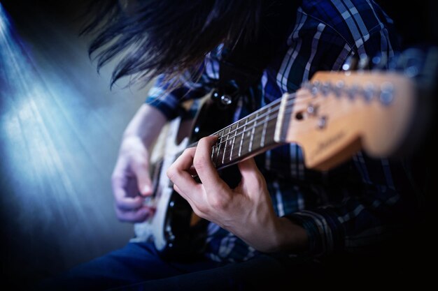 Foto sección media de un hombre tocando la guitarra