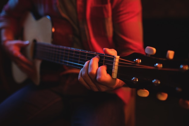 Sección media del hombre tocando la guitarra