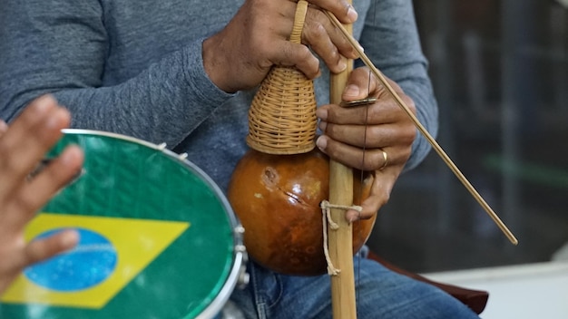 Foto sección media de un hombre tocando un instrumento musical tradicional
