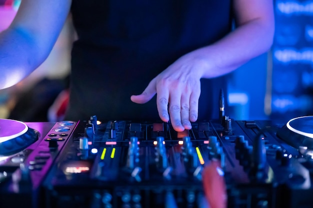 Sección media de un hombre tocando un mezclador de sonido