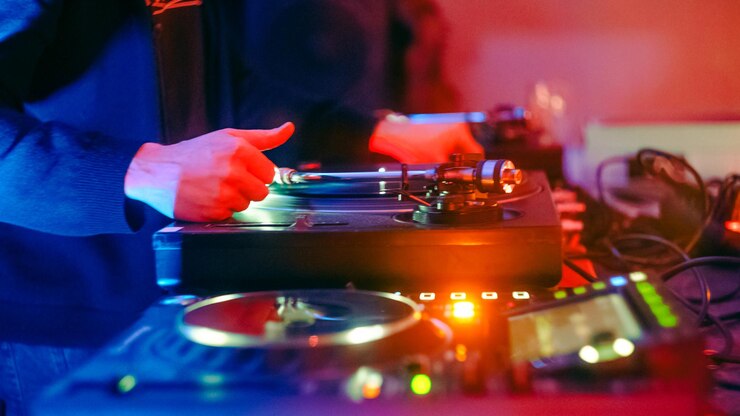 Foto sección media de un hombre tocando música en un club nocturno.