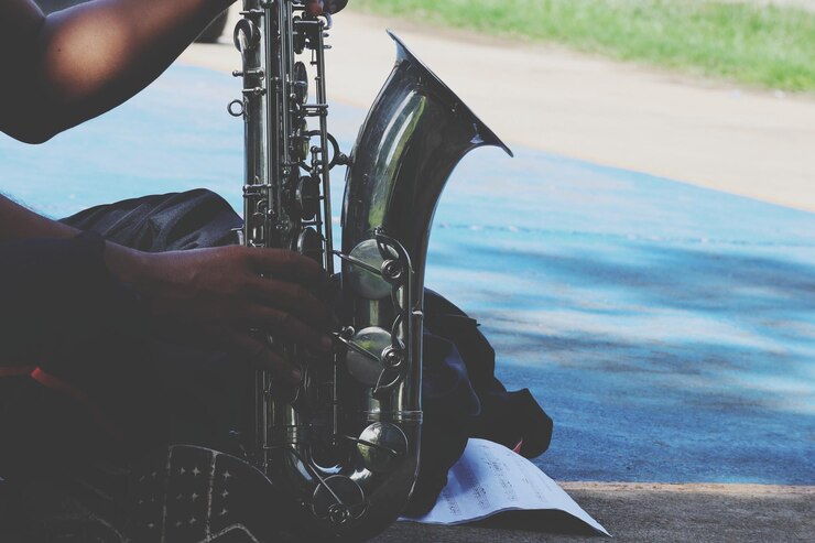 Foto sección media de un hombre tocando música