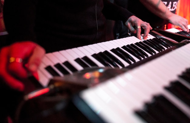 Sección media de un hombre tocando el piano