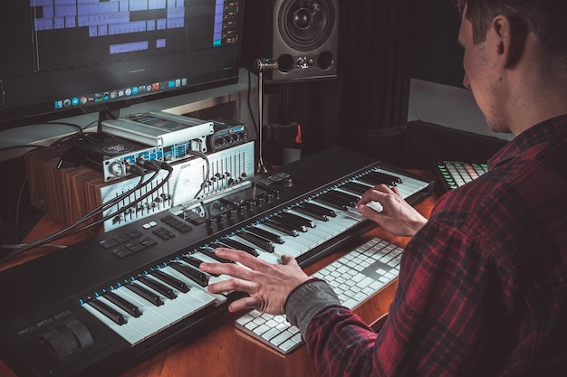 Sección media de un hombre tocando el piano