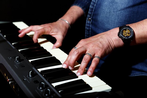 Foto sección media de un hombre tocando el piano