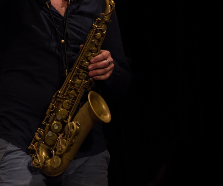 Foto sección media de un hombre tocando el saxofón