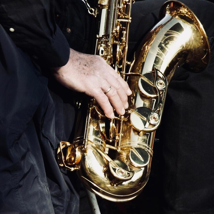 Foto sección media de un hombre tocando el saxofón