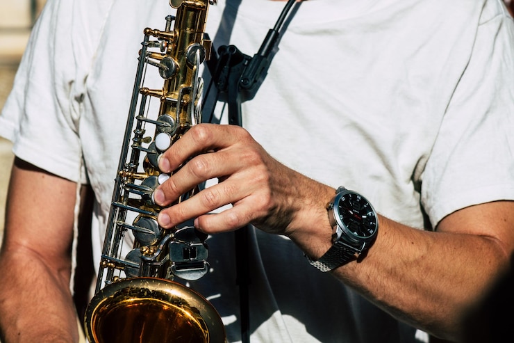 Foto sección media de un hombre tocando el saxofón