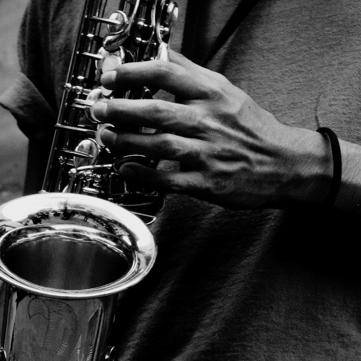 Foto sección media de un hombre tocando el saxofón