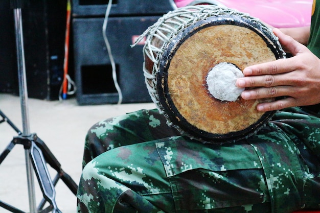 Foto sección media de un hombre tocando el tambor