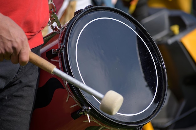 Foto sección media de un hombre tocando el tambor