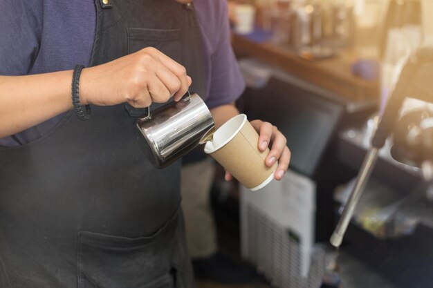 Foto sección media de un hombre tomando café en una cafetería