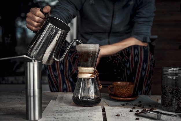 Sección media de un hombre tomando café en una cafetería