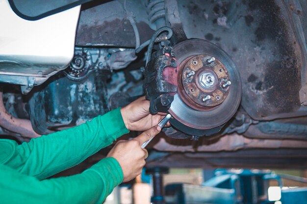 Foto sección media de un hombre trabajando en un automóvil