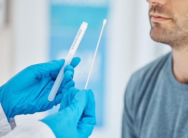 Foto sección media de un hombre trabajando en un laboratorio