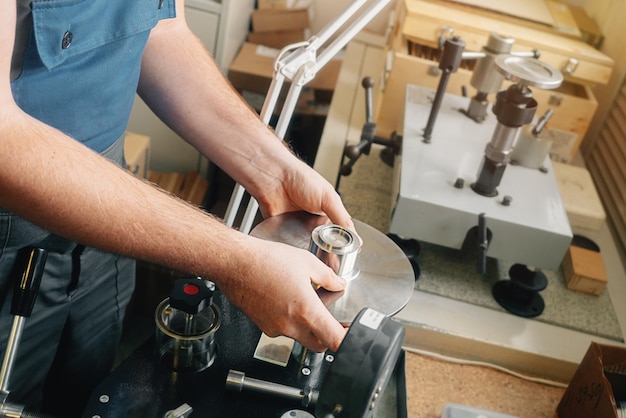 Foto sección media de un hombre trabajando en un taller