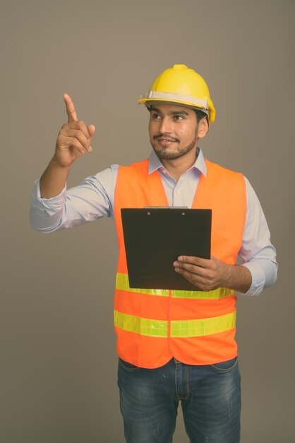 Foto sección media del hombre trabajando