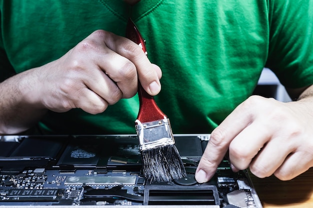 Foto sección media del hombre trabajando