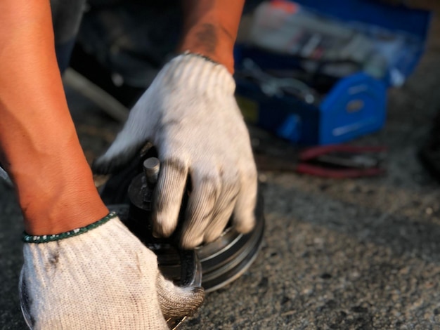 Foto sección media del hombre trabajando