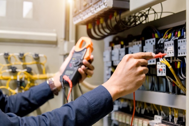 Foto sección media del hombre trabajando