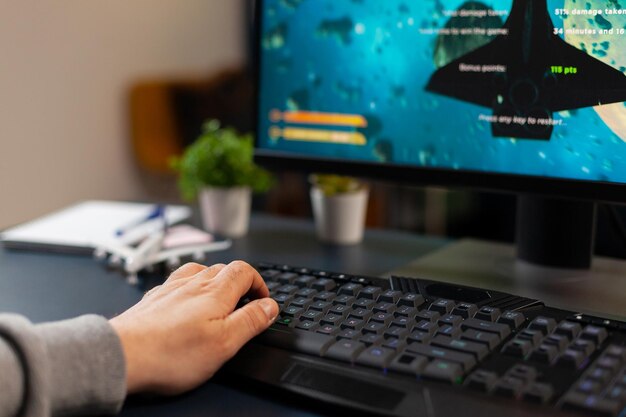 Foto sección media de un hombre usando una computadora portátil en la mesa