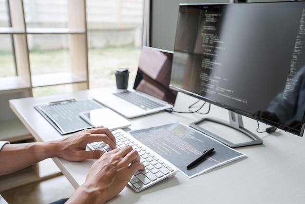 Sección media de un hombre usando una computadora portátil en la mesa