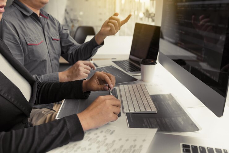 Foto sección media de un hombre usando una computadora portátil en la mesa
