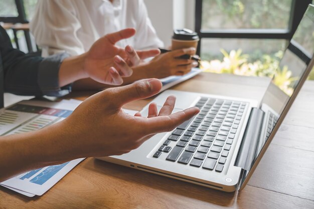 Foto sección media de un hombre usando una computadora portátil en la mesa